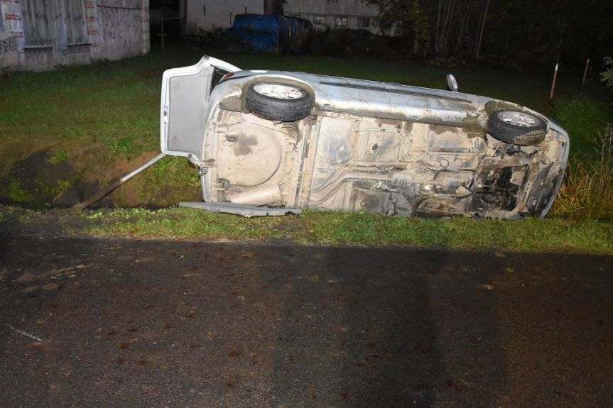 28-latek z zakazem prowadzenia rozbił auto po pijanemu