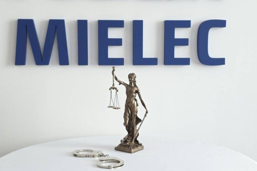 Pijany za kółkiem w Mielcu zderzył się na rondzie z innym samochodem