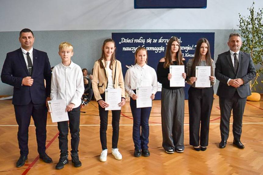 Wójt Gminy Wojaszówka nagrodził nauczycieli i najlepszych uczniów