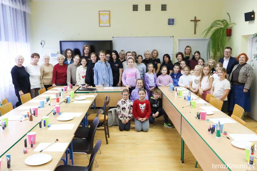 Międzypokoleniowe warsztaty malarskie w Korczynie [ZDJĘCIA]