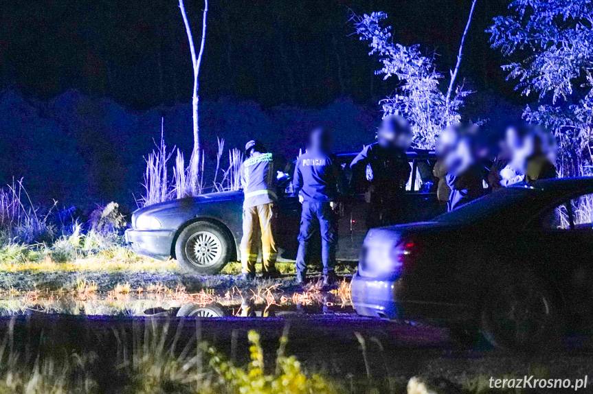 Tragiczne odkrycie w Zalesiu. Zwłoki 44-letniego mężczyzny w samochodzie