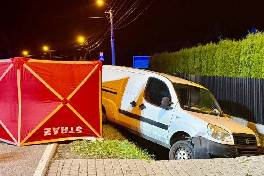 Fiat wypadł z drogi i rozbił się o przepust kierowca zginął na miejscu