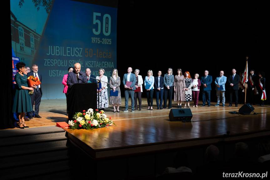 "Szkoła, której siłą jest różnorodność". Jubileusz 50-lecia ZSKU w Krośnie