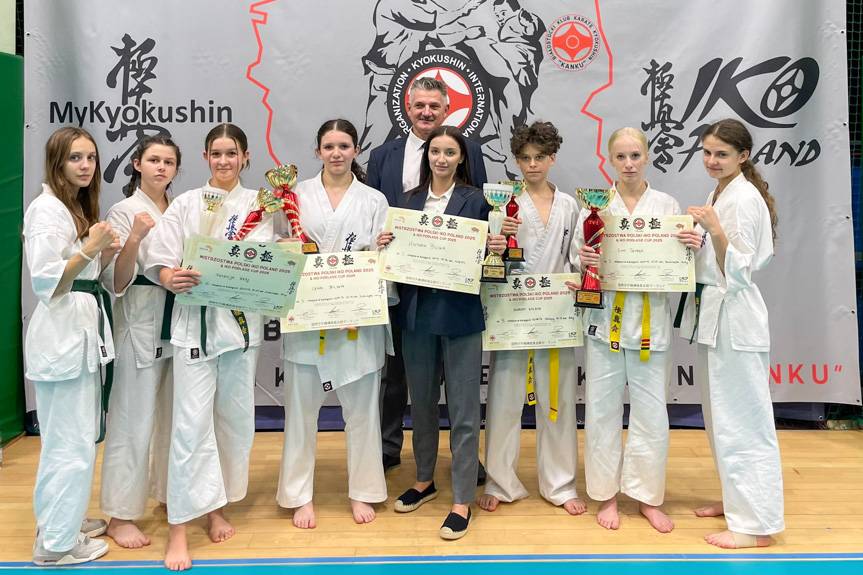 Dukielski Klub Kyokushin HAJIME z sześcioma pucharami w Białymstoku