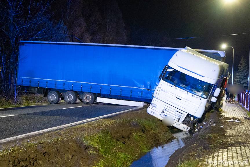 Teodorówka. Kierowca ciężarówki stracił panowanie nad pojazdem