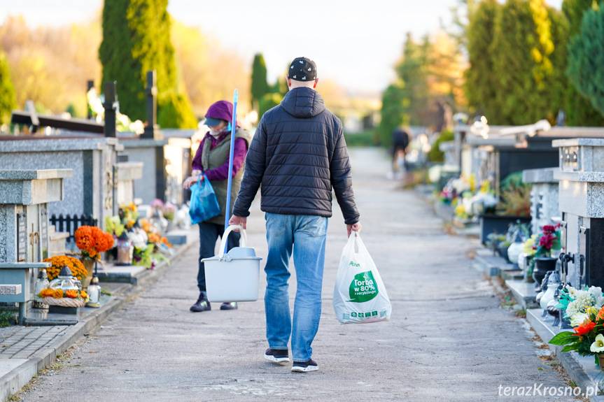 Krośnianie odkładają porządki na grobach na ostatni tydzień przed 1 listopada [ZDJĘCIA]