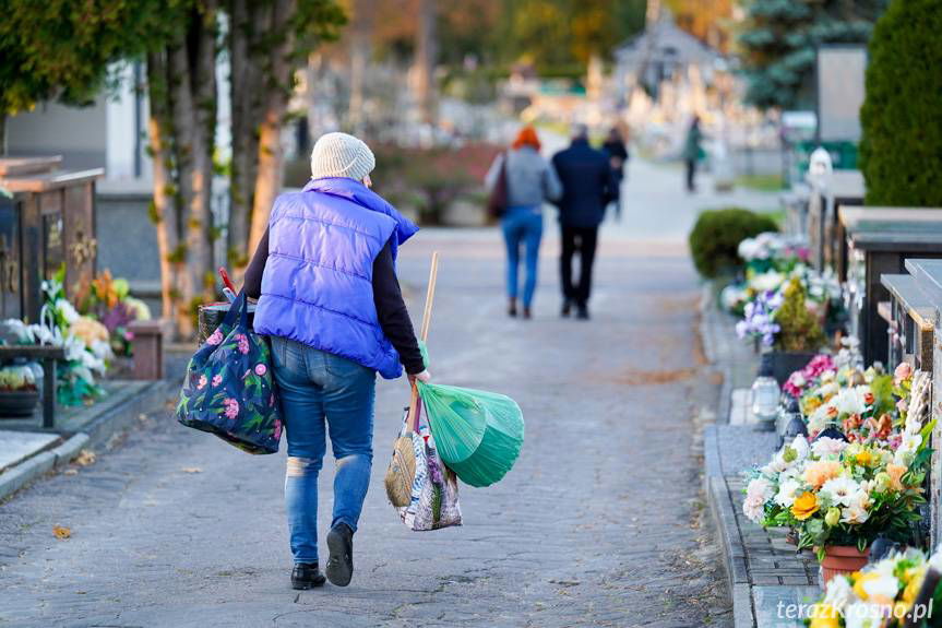 Krośnianie odkładają porządki na grobach na ostatni tydzień przed 1 listopada [ZDJĘCIA]