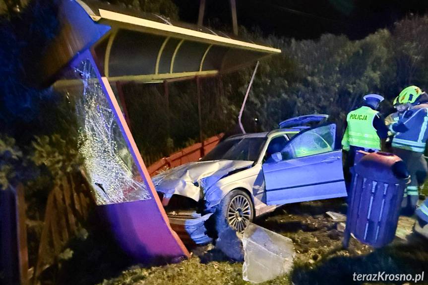 Kierowca BMW potrącił pieszego i rozbił przystanek