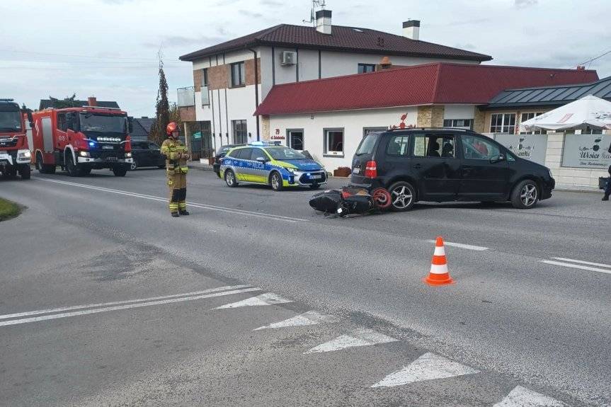 Zderzenie samochodu osobowego ze skuterem. Jedna osoba trafiła do szpitala