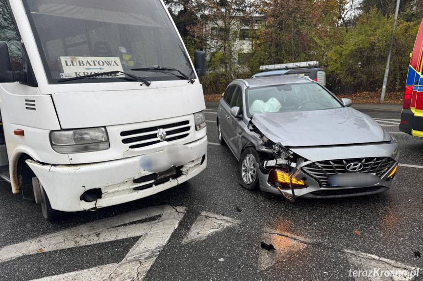 Zderzenie osobówki z busem na ulicy Niepodległości w Krośnie
