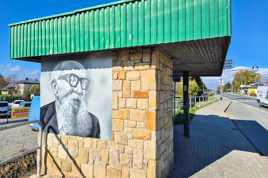 Kolorowa metamorfoza przystanków przy DK28