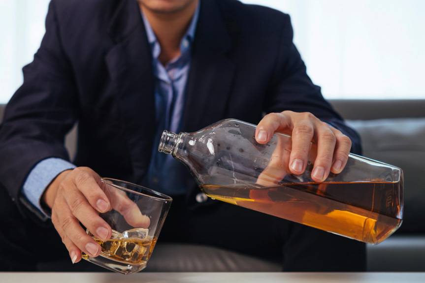 Bez kurtki, bez buta i z promilami - próbował złapać stopa na A4