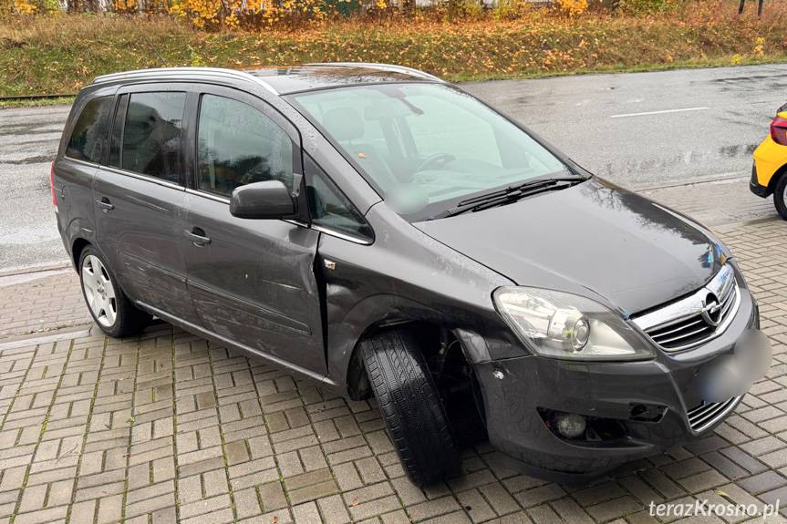 Kolizja trzech pojazdów na skrzyżowaniu w Krośnie