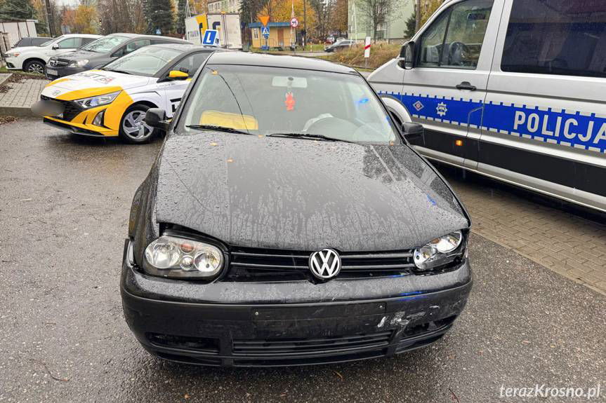 Kolizja trzech pojazdów na skrzyżowaniu w Krośnie