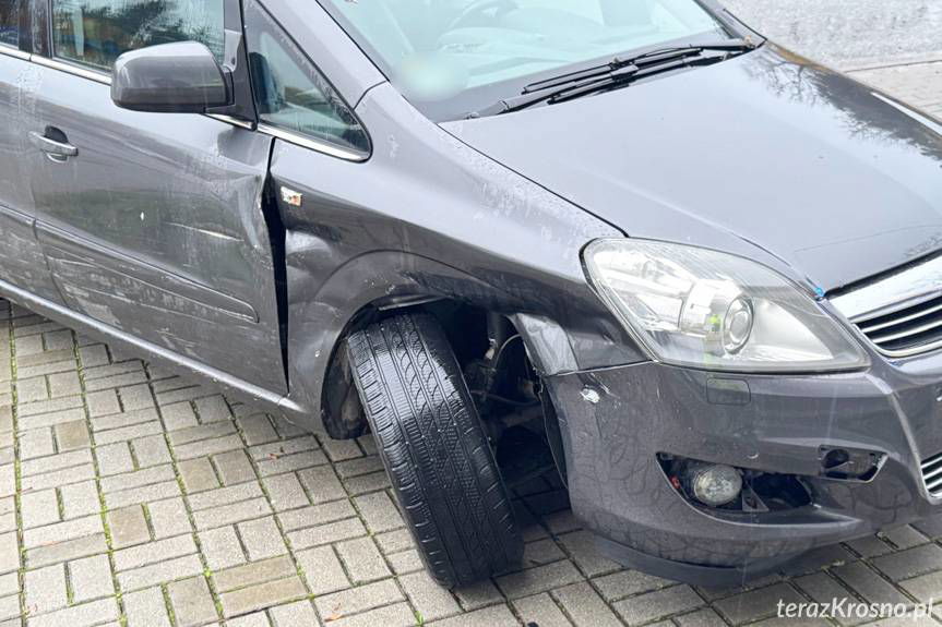 Kolizja trzech pojazdów na skrzyżowaniu w Krośnie