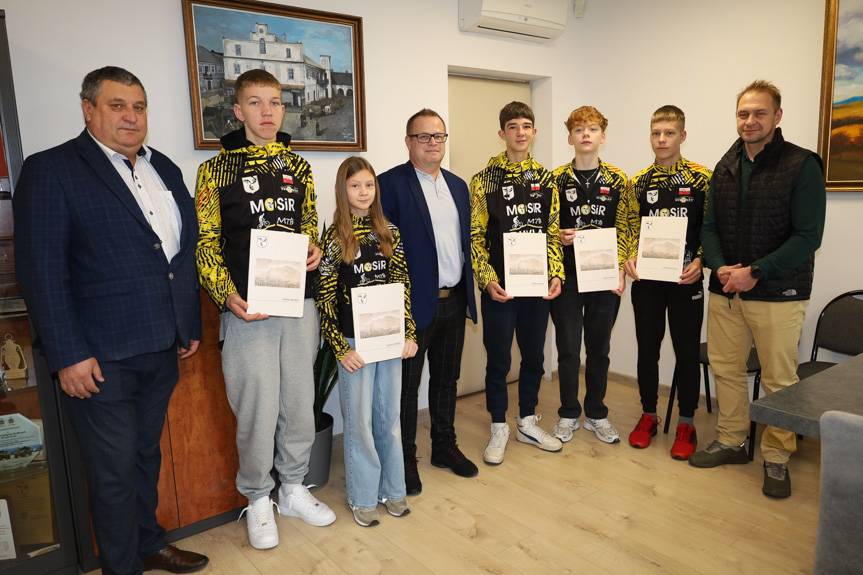 Młodzi kolarze z Dukli nagrodzeni za sportowe osiągnięcia