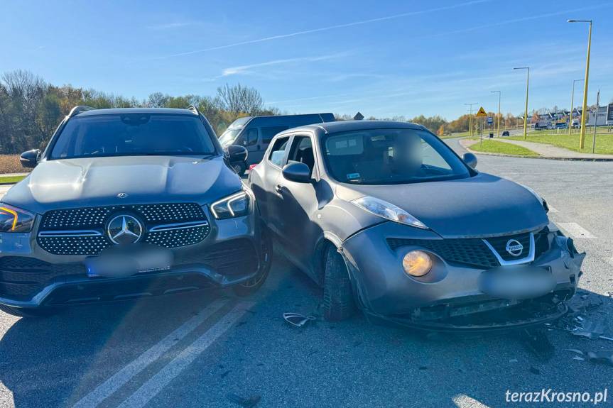 Trzy samochody uszkodzone po zdarzeniu na skrzyżowaniu