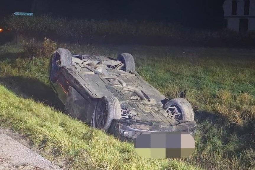 Pijany kierowca bmw potrącił rowerzystę i dachował