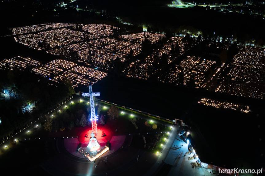 Płonące znicze rozświetliły największy cmentarz w Krośnie [ZDJĘCIA]