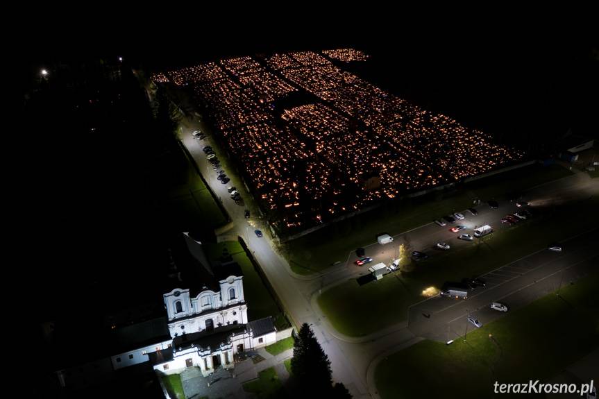 Cmentarz w Dukli rozświetlony tysiącami zniczy [ZDJĘCIA]