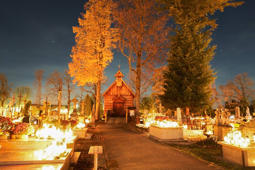Tysiące świateł pamięci na cmentarzu w Jedliczu
