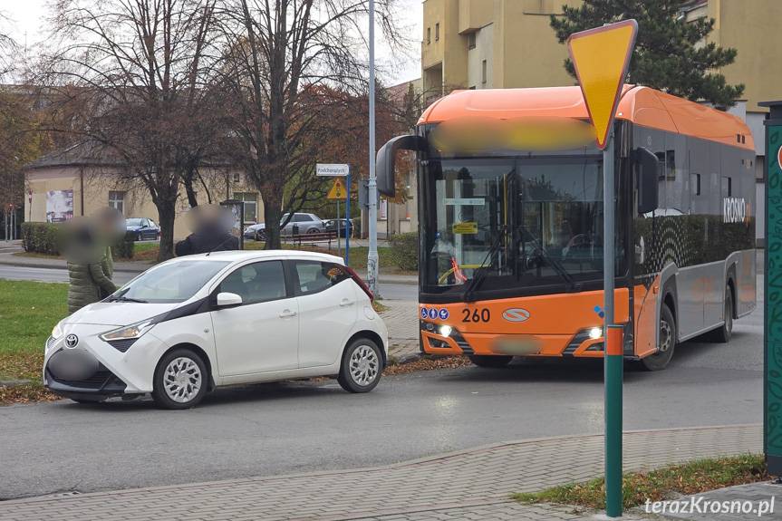Zderzenie osobówki z autobusem w Krośnie
