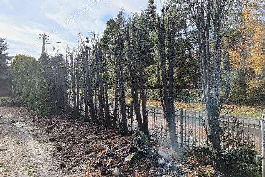 Policjanci wyjaśniają okoliczności pożaru na cmentarzu w Kidałowicach