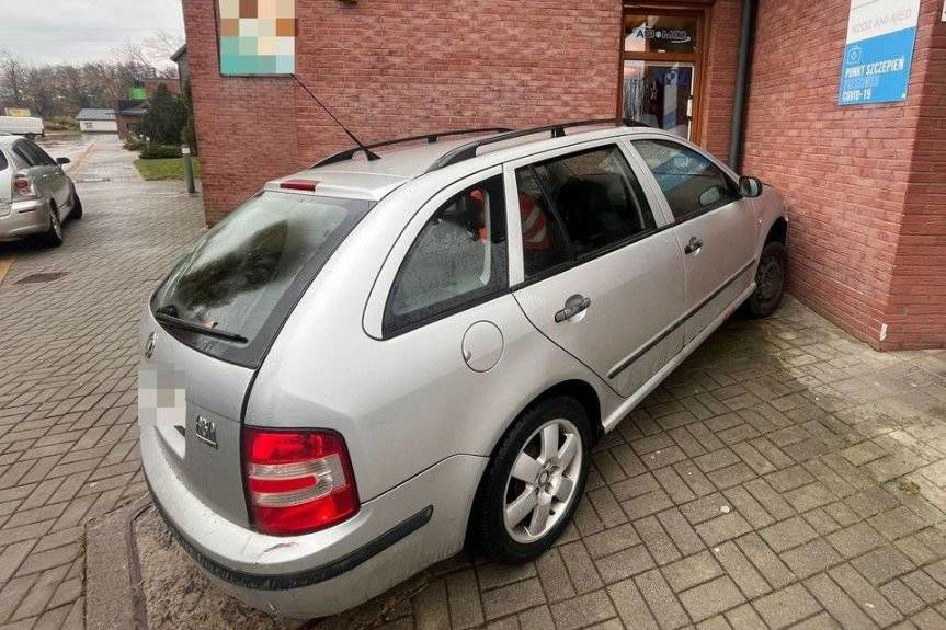 Pijany kierowca o mało nie wjechał w przychodnię