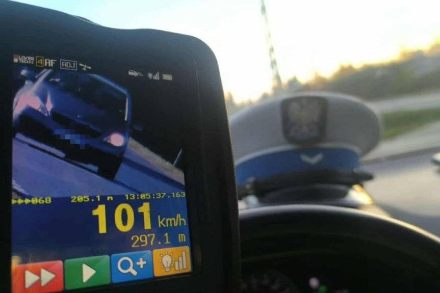 18-latka za kierownicą Mercedesa  zapłaci 3000 zł za brawurową jazdę