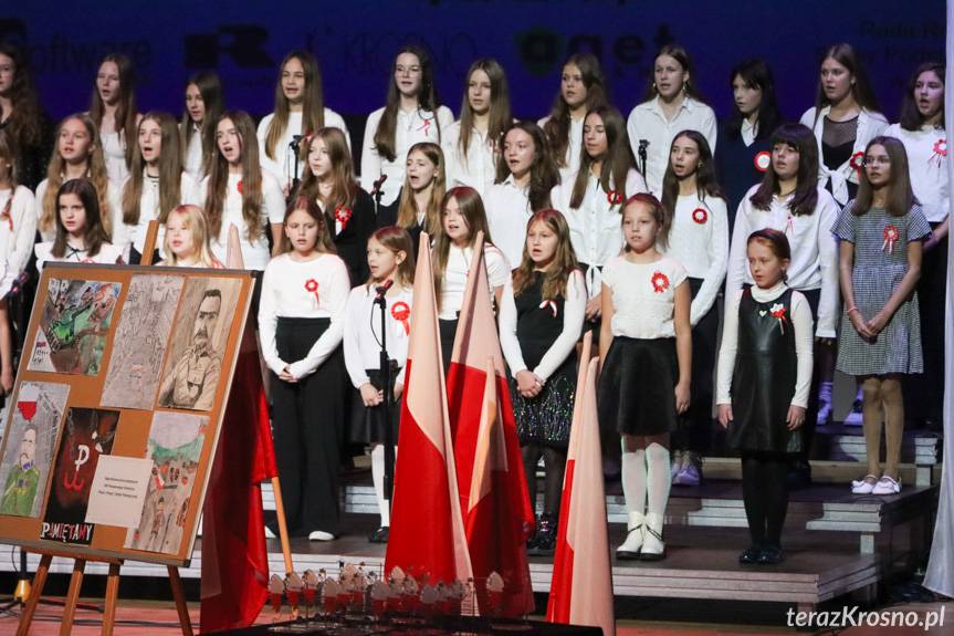 Uczniowie słowem, pieśnią i obrazem uczcili Święto Niepodległości [ZDJĘCIA]