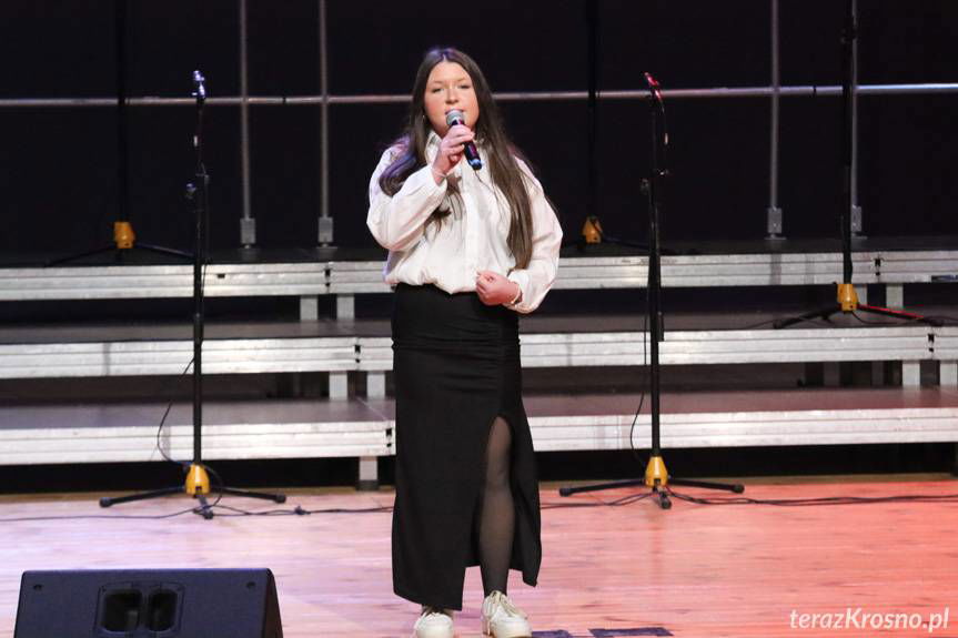 Uczniowie słowem, pieśnią i obrazem uczcili Święto Niepodległości [ZDJĘCIA]