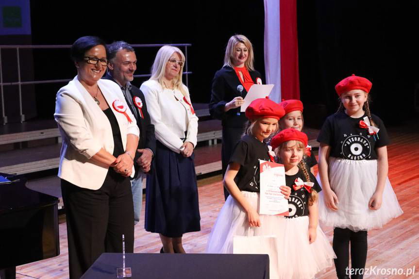 Uczniowie słowem, pieśnią i obrazem uczcili Święto Niepodległości [ZDJĘCIA]