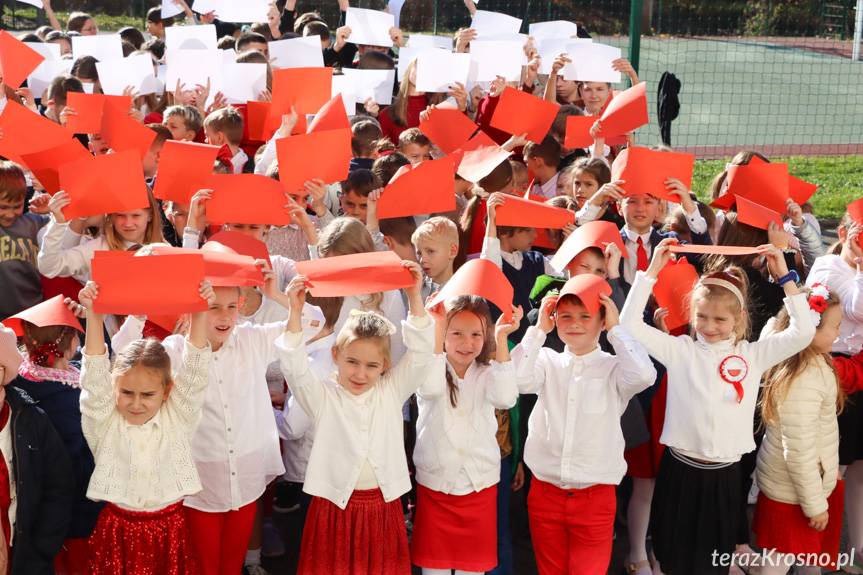 Niepodległa w sercach najmłodszych. Mazurek Dąbrowskiego wybrzmiał w SP nr 8 w Krośnie [ZDJĘCIA]