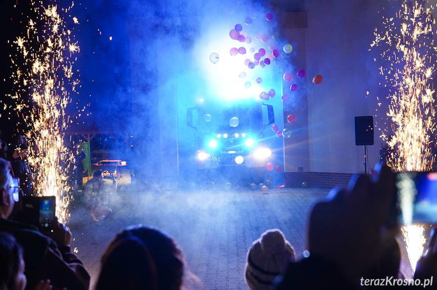 Strażacy z OSP Jedlicze powitali nowy samochód ratowniczo-gaśniczy [ZDJĘCIA]