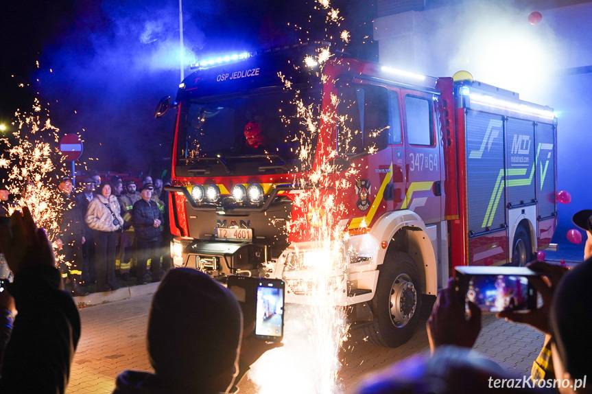 Strażacy z OSP Jedlicze powitali nowy samochód ratowniczo-gaśniczy [ZDJĘCIA]