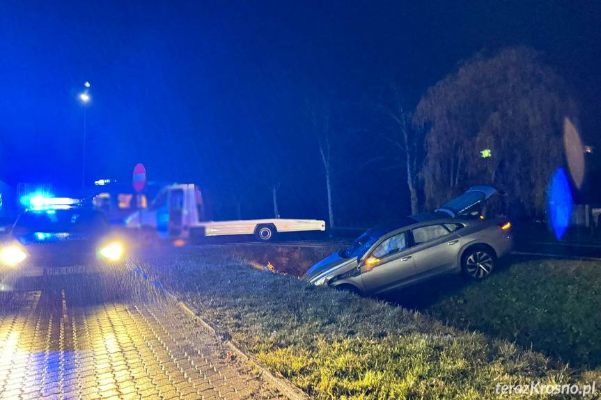 Kolizja w Iwoniczu. Manewr skrętu zakończył się w rowie