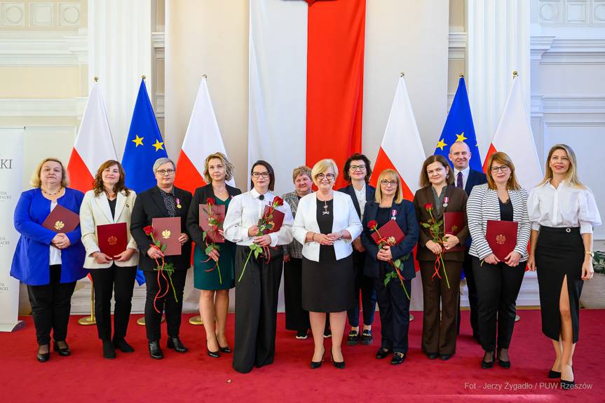 Wojewoda wręczyła medale i nagrody za długoletnią, sumienną służbę