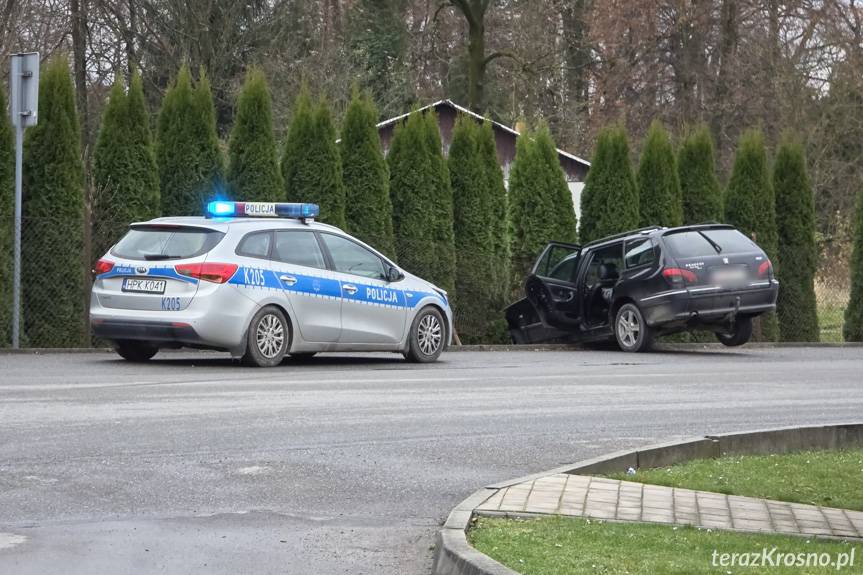 Kolizja w Żarnowcu. Kierowca peugeota uderzył w ogrodzenie