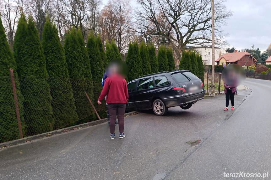 Kolizja w Żarnowcu. Kierowca peugeota uderzył w ogrodzenie
