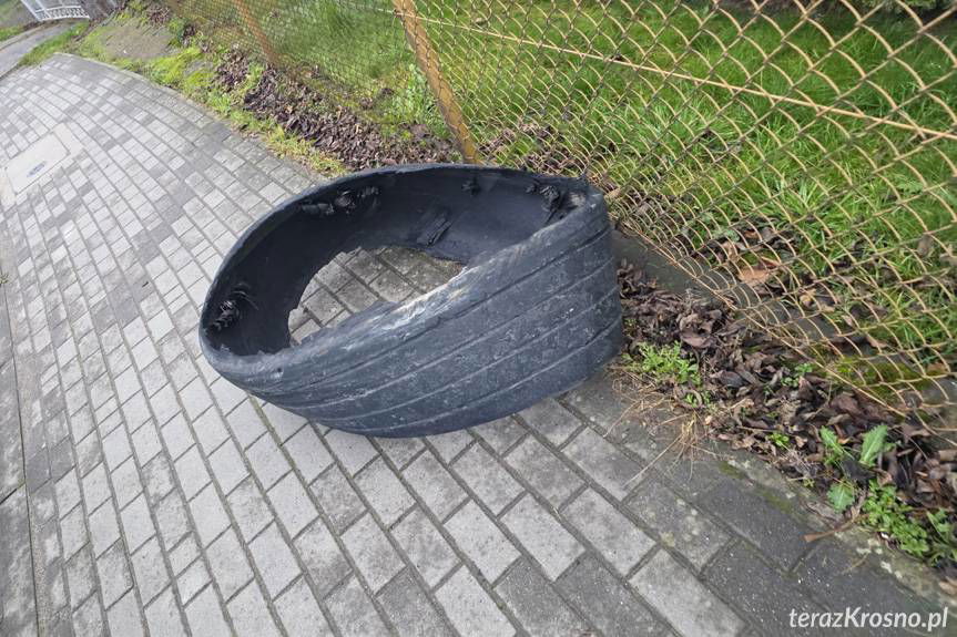 Jedlicze. Z ciężarówki wystrzeliła opona i uderzyła w dziecko