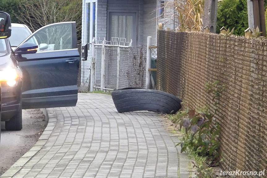 Jedlicze. Z ciężarówki wystrzeliła opona i uderzyła w dziecko
