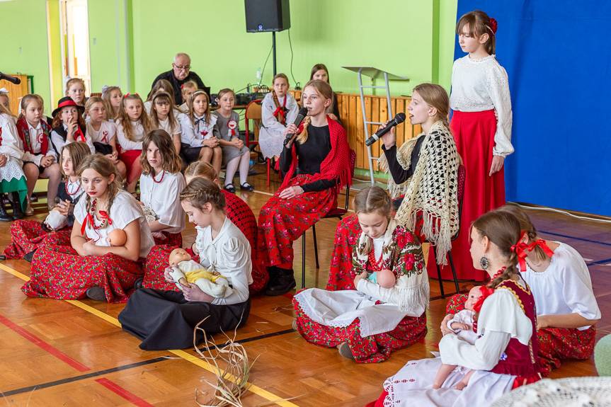 Szkolna uroczystość w Lubatowej z okazji Święta Niepodległości