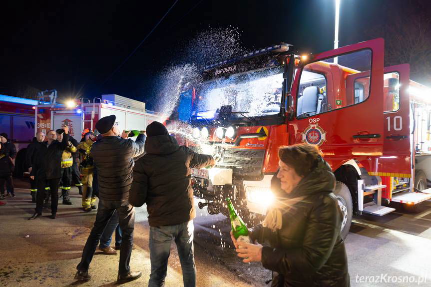 Feta w Dukli. Strażacy odebrali nowy samochód