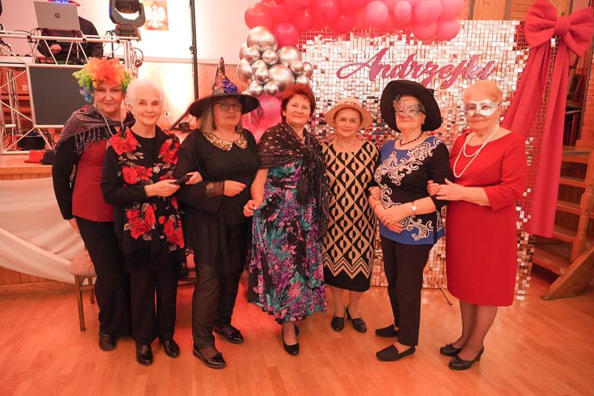 Seniorzy z Gminy Jedlicze bawili się na andrzejkach