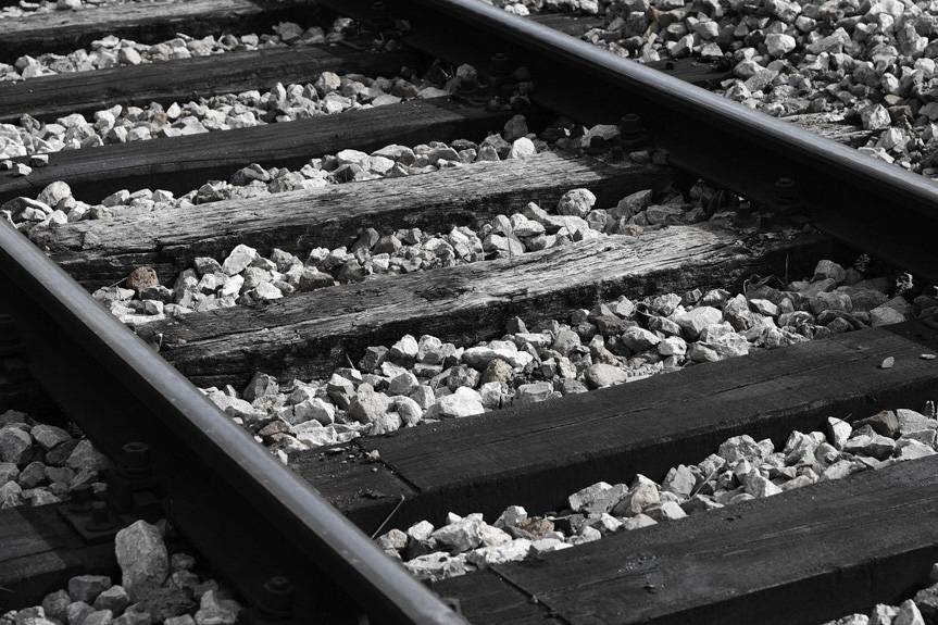 Wszedł na tory wprost pod nadjeżdżający pociąg