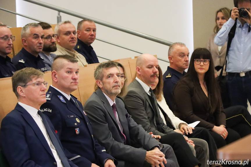 O bezpieczeństwie społeczności lokalnej. Konferencja w PANS w Krośnie [ZDJĘCIA]