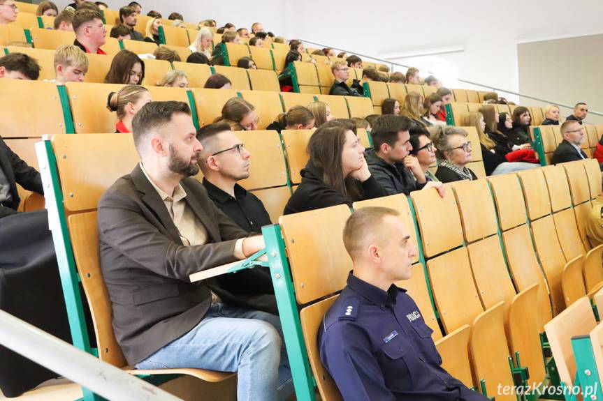O bezpieczeństwie społeczności lokalnej. Konferencja w PANS w Krośnie [ZDJĘCIA]
