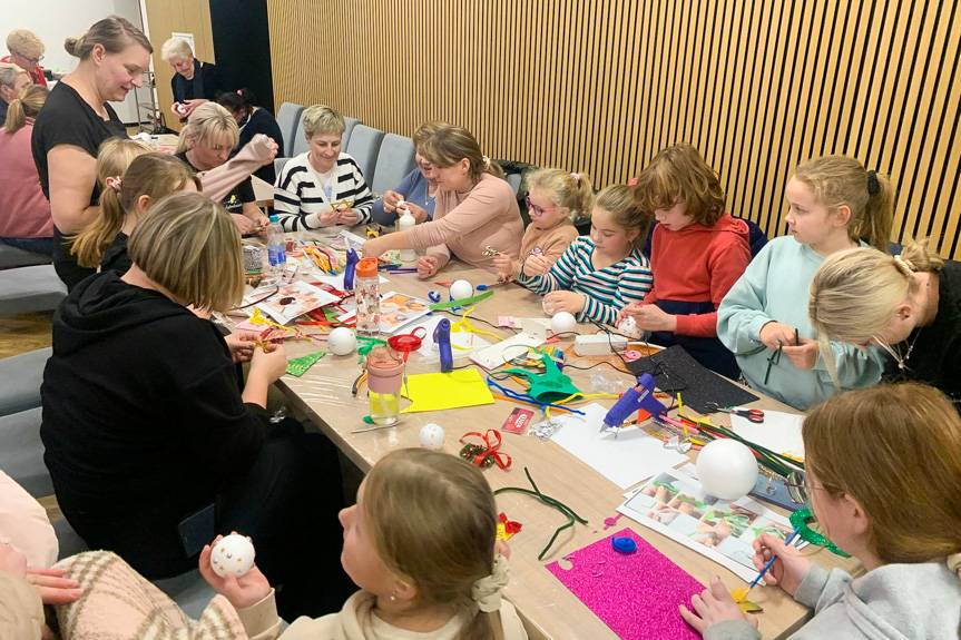 Mieszkańcy gminy tworzyli ozdoby na wyjątkowe choinki