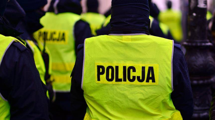 Tragiczny finał interwencji w Sanoku. Policjanci i strażak ranni, napastnik nie żyje