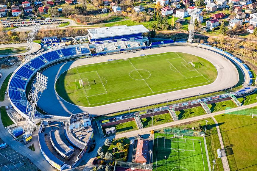 Kluczowy etap budowy trybuny głównej w Krośnie